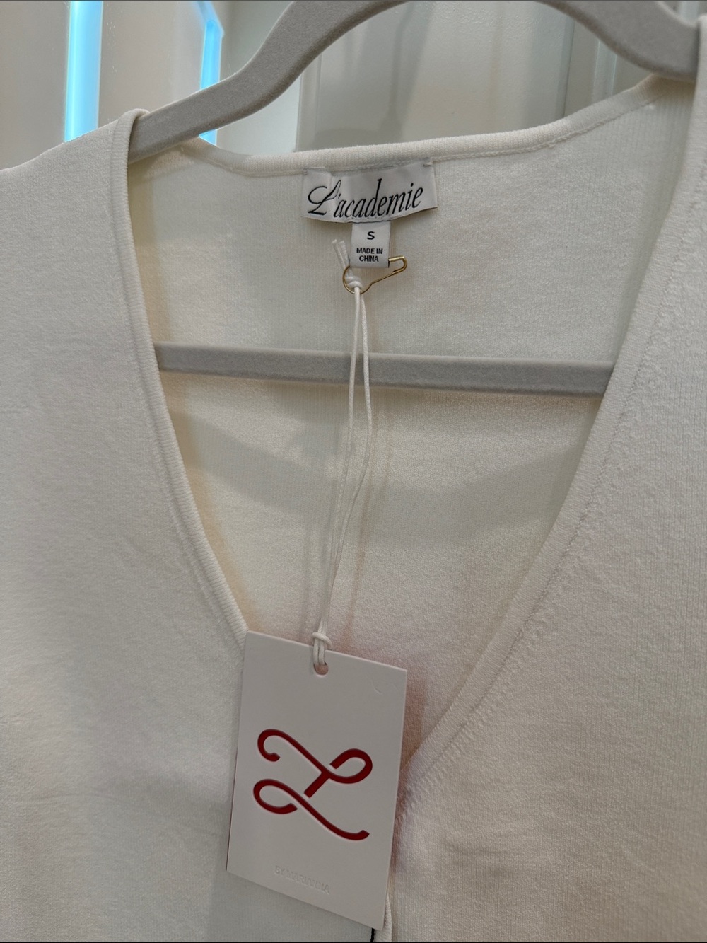 L'Academie White V-Neck Buttoned Sleeveless Sweater Vest - Picture 5 of 5